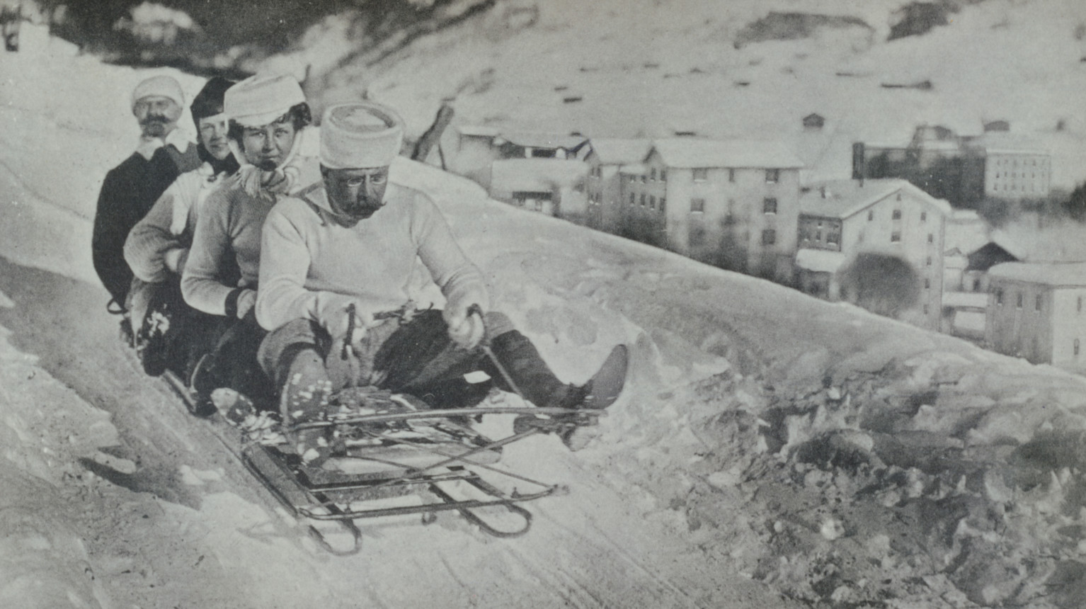 Ein Bob auf einer Aufnahme aus dem Jahr 1900. Die Eisenbobs waren nicht ungefährlich und es gab auch immer wieder Unfälle (Archiv Verein Klosters Tourismus / Fotostiftung Graubünden).