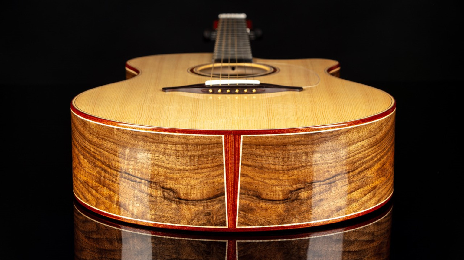 Gitarren-Resonanzdecke mit sehr gut sichtbarem feinen Jahrringaufbau und Zargen aus Schweizer Nussbaum (Bilder Dieter Hillewaere, CH).