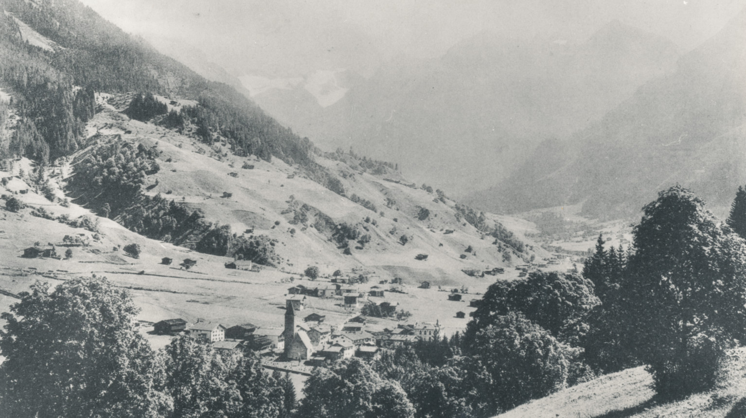 Die Klosterser Kulturlandschaft im Jahr 1907, mit Blick auf den Siedlungskern «Platz» und den Ställen und Maiensässen an den Hanglagen, 1907 (Archiv Verein Klosters Tourismus / Fotostiftung Graubünden).