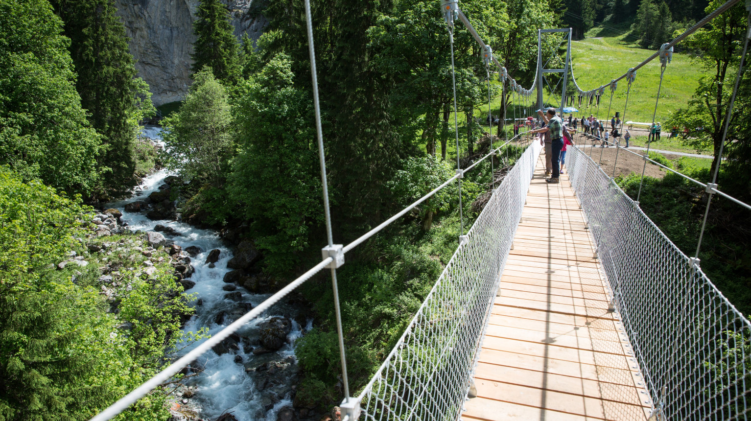 The Schlappin suspension bridge, built in 2017, leads over the Schlappinbach stream.