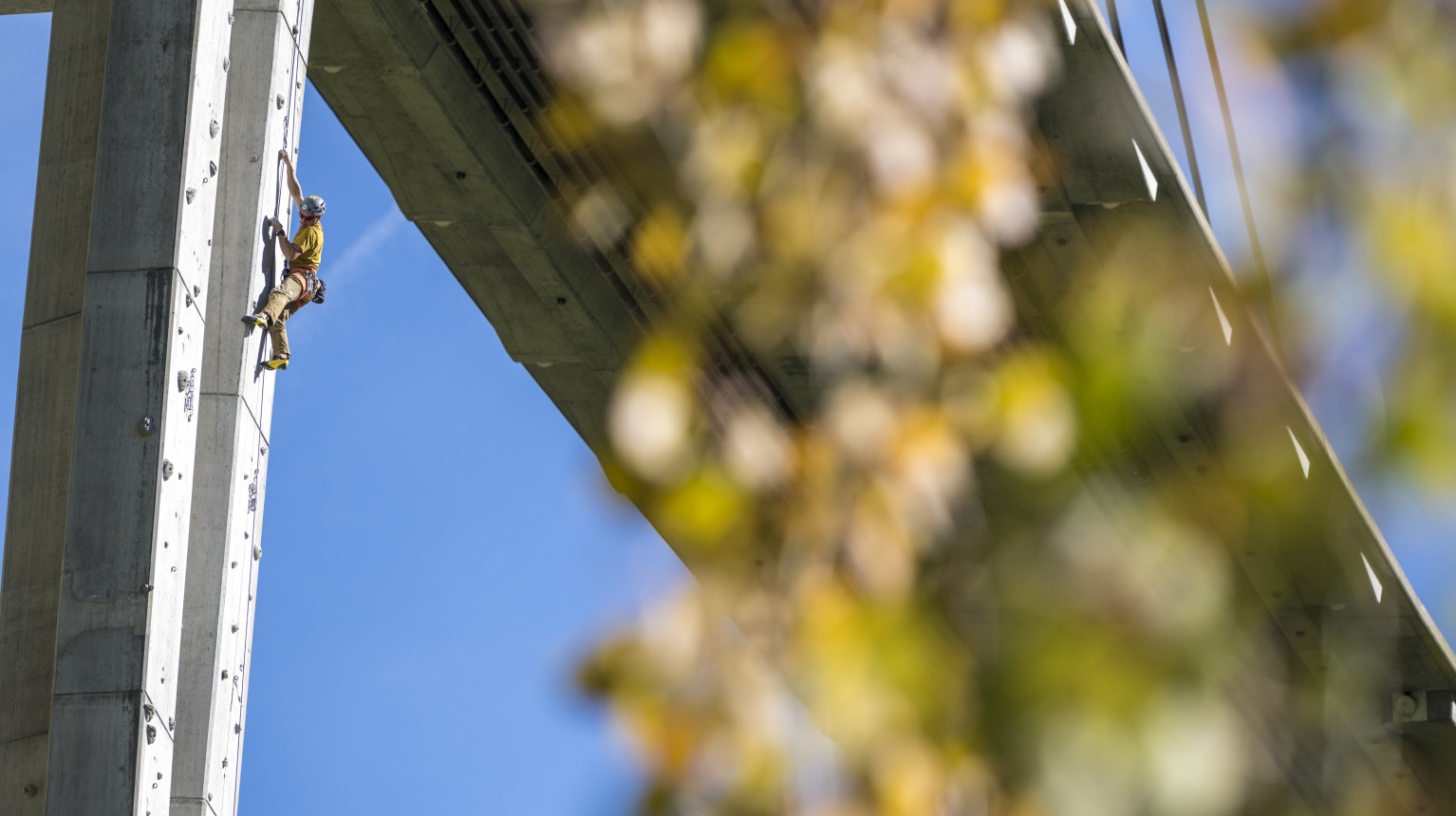 The «Sunniberg Climbing» climbing garden offers climbing routes on the equally imposing and filigree Sunniberg bridge.