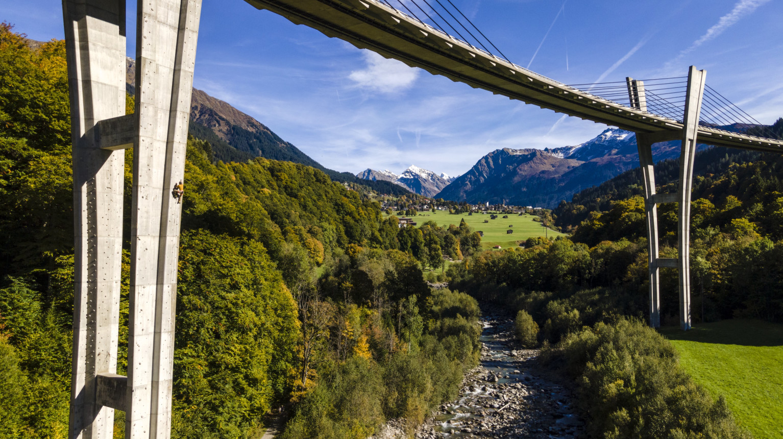 The «Sunniberg Climbing» climbing garden offers climbing routes on the equally imposing and filigree Sunniberg bridge.