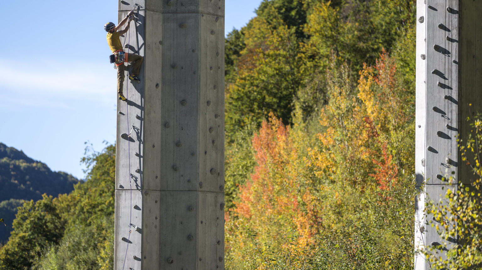 The «Sunniberg Climbing» climbing garden offers climbing routes on the equally imposing and filigree Sunniberg bridge.