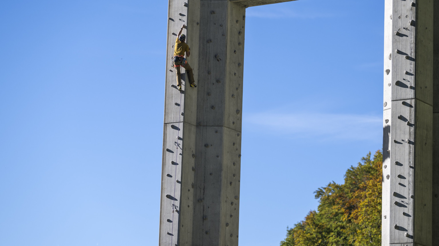 The «Sunniberg Climbing» climbing garden offers climbing routes on the equally imposing and filigree Sunniberg bridge.