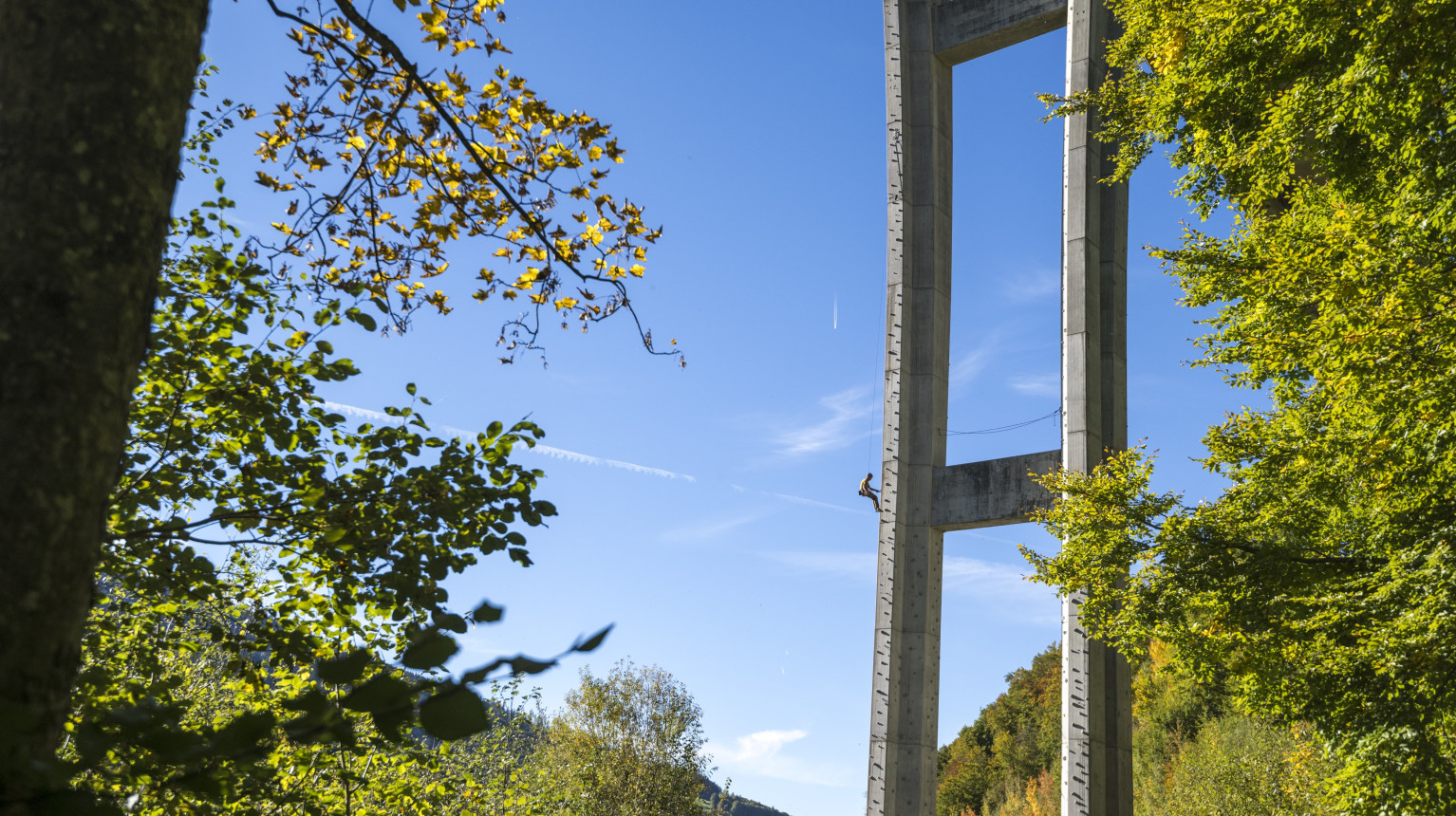 The «Sunniberg Climbing» climbing garden offers climbing routes on the equally imposing and filigree Sunniberg bridge.