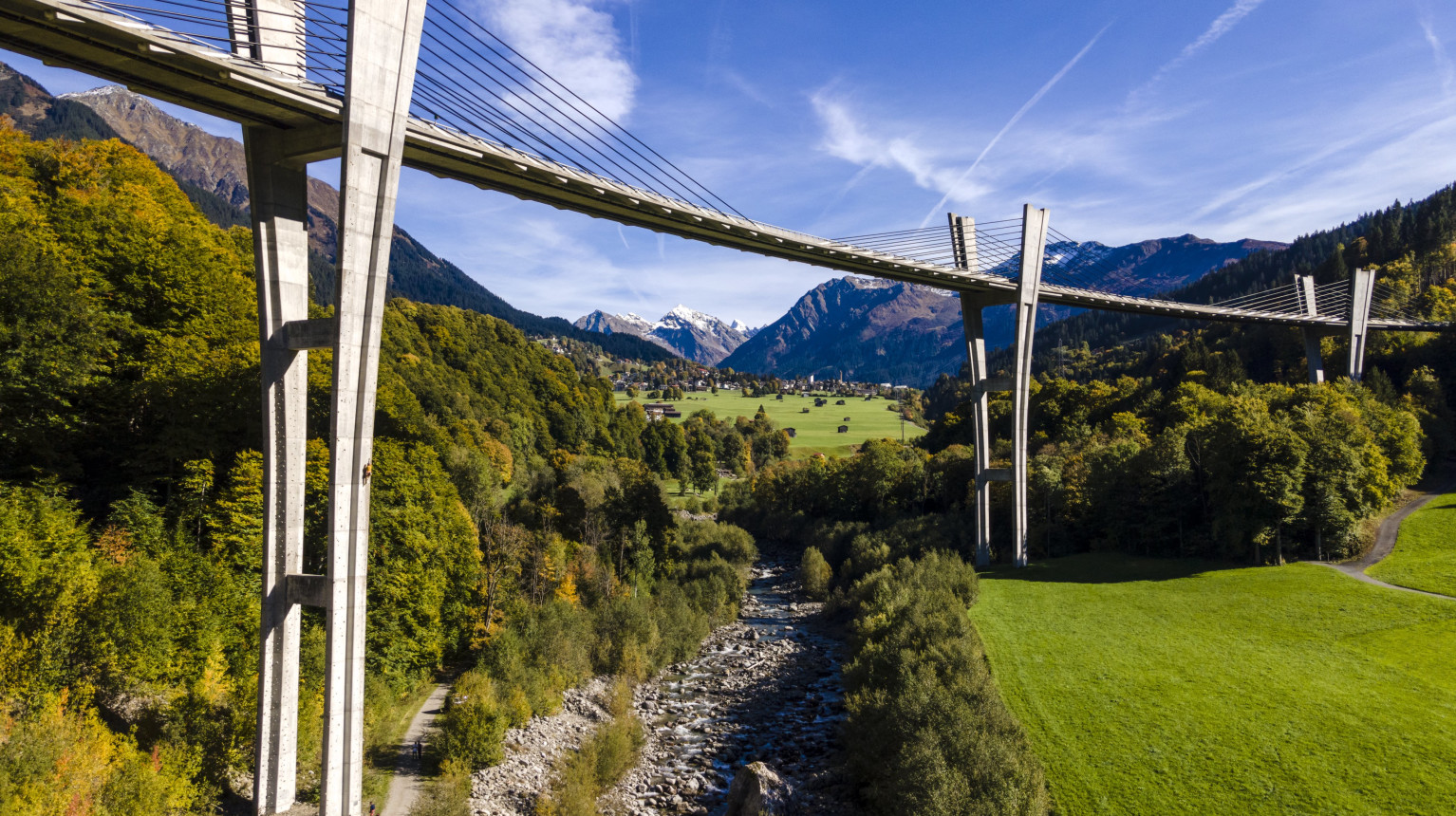 The «Sunniberg Climbing» climbing garden offers climbing routes on the equally imposing and filigree Sunniberg bridge.