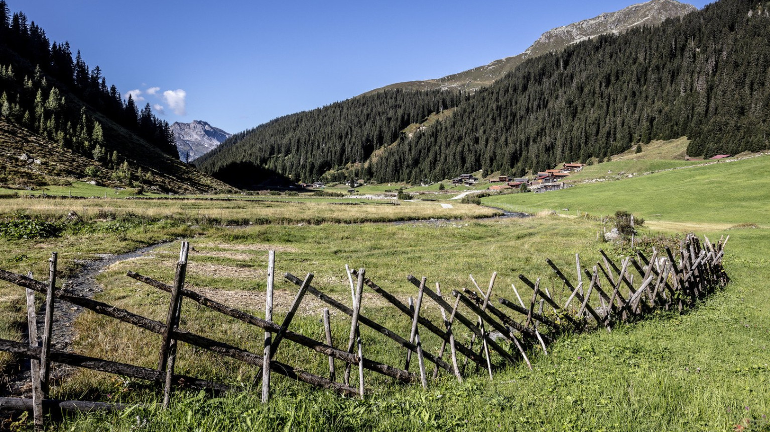 Walser sloping fence in Schlappin (photo Destination Davos Klosters / Andrea Badrutt, 2018).