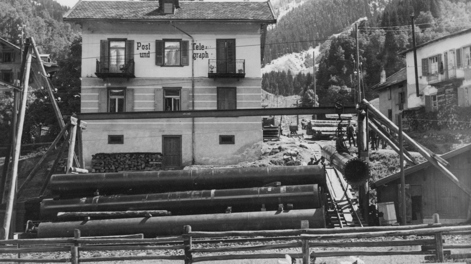 At Klosters Dorf station, the pipes for the pressure tunnel were loaded onto a transport railway (Photo archive Repower AG / Photo Foundation Graubünden).