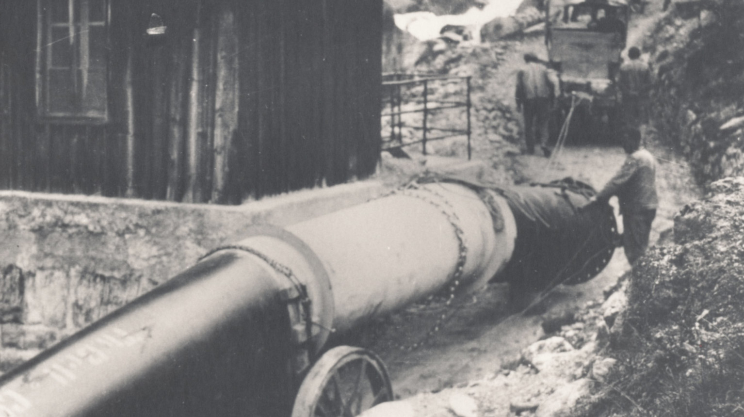 Power station and weir construction with the combined forces of man, animal and machine 1927 (Archive Klosters Tourism Association / Photo Foundation Graubünden).