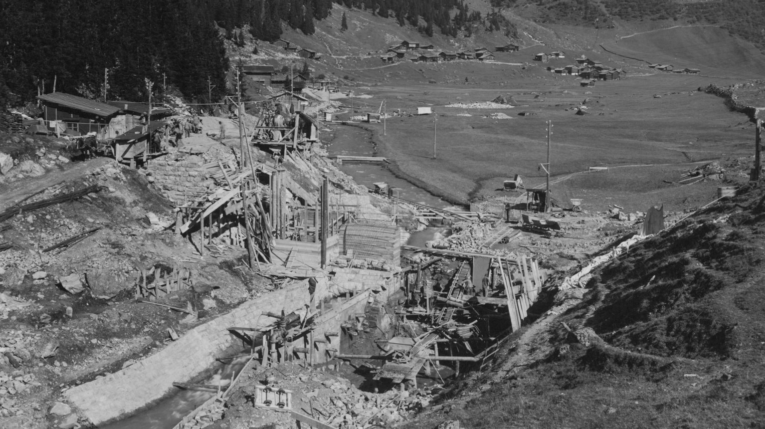 The construction of the weir in Schlappin. The original course of the stream is still visible (Photo archive Repower AG / Photo Foundation Graubünden).