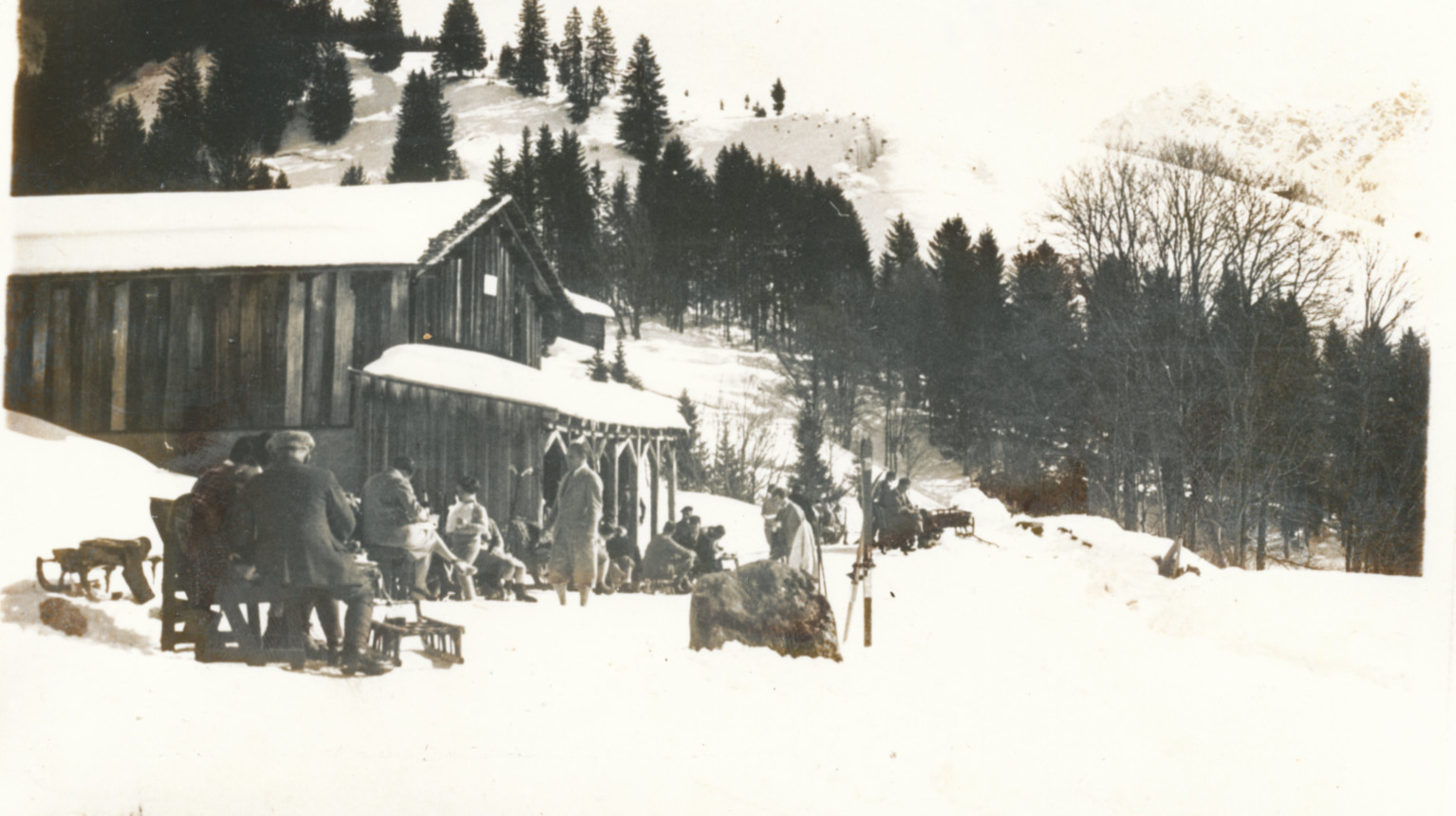 Already before the opening of the valley lifts, the area around Alpenrösli was popular for taking a sunbath or a break, as this photo at Pardels from 1920 shows (Archive Klosters Tourism Association / Photo Foundation Graubünden).