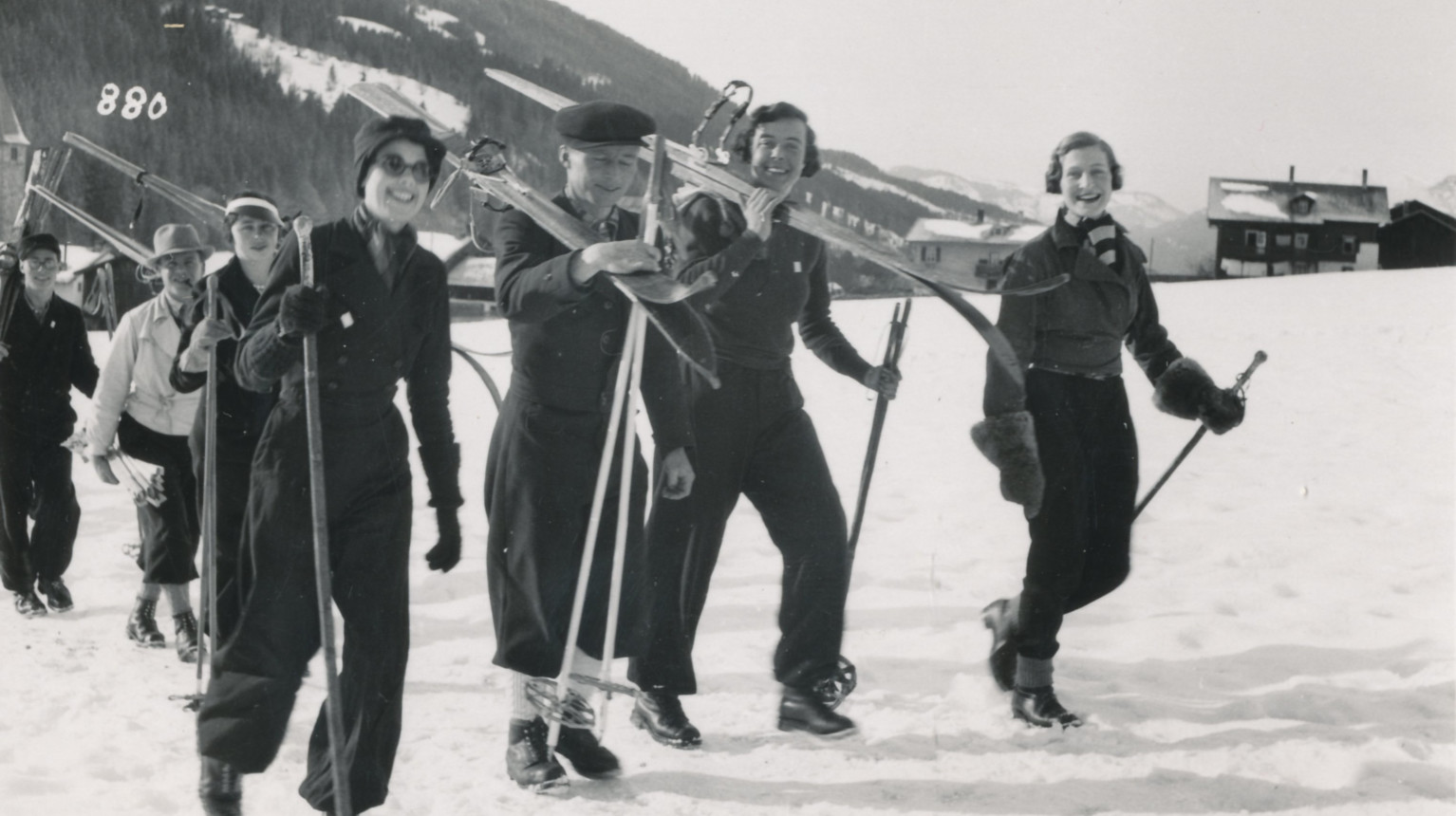 Skiers in the village, probably on Heid (Archive Klosters Tourism Association / Photo Foundation Graubünden).