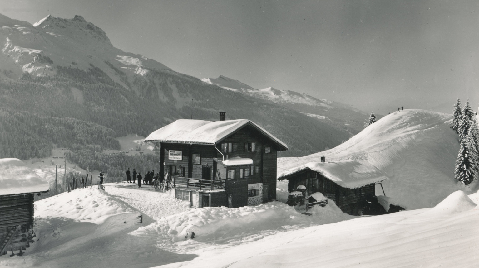 At its entrance, the ski house Alpenrösli advertises for “KAFFEE-TEA-WINE-BEER”, 1955 (Archive Klosters Tourism Association / Photo Foundation Graubünden).