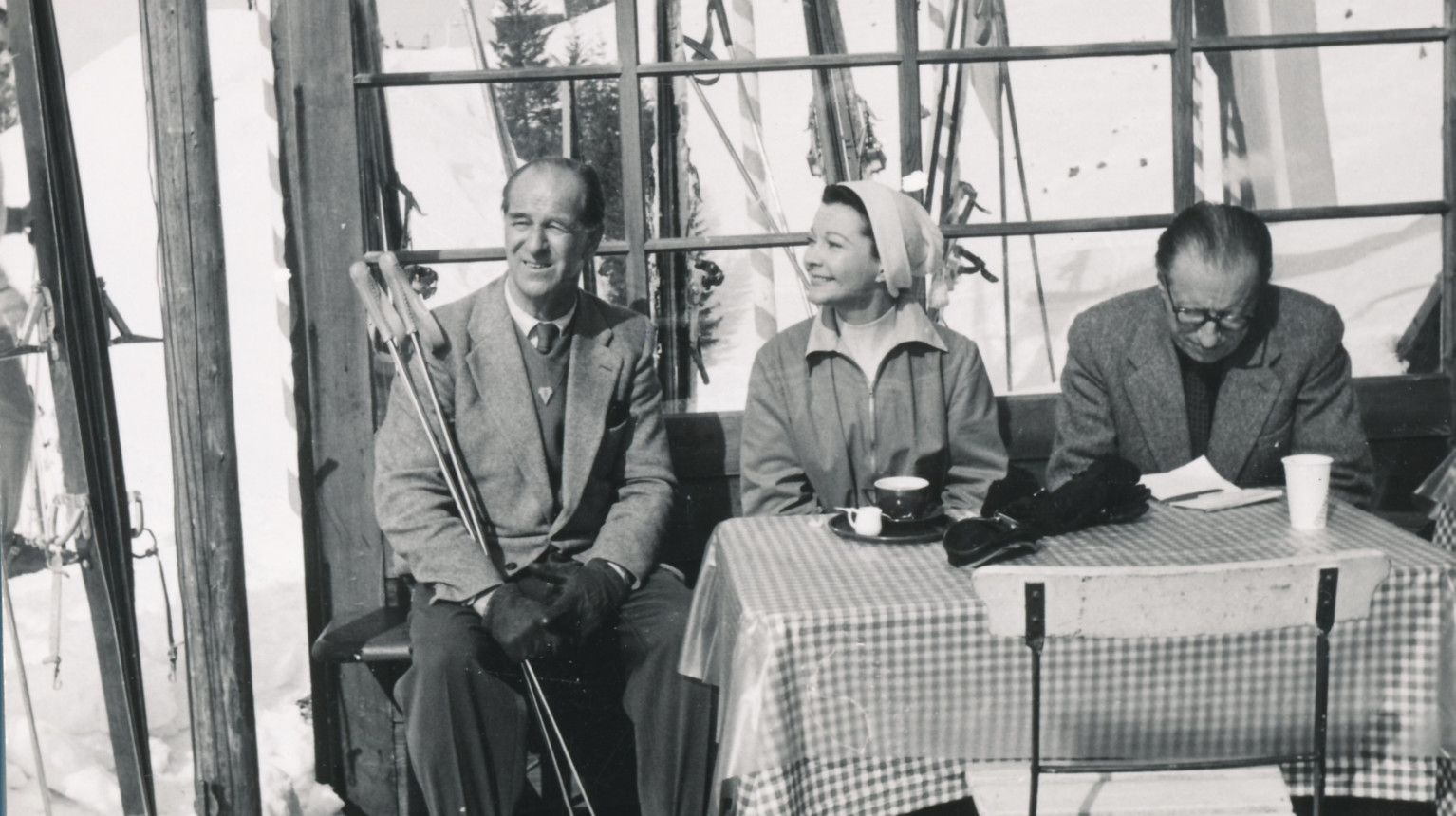 Vivien Leigh (1913-1967) enjoying the sun and good company at the ski house Alpenrösli. She was one of the most famous Hollywood stars of her time (Archive Klosters Tourism Association / Photo Foundation Graubünden).