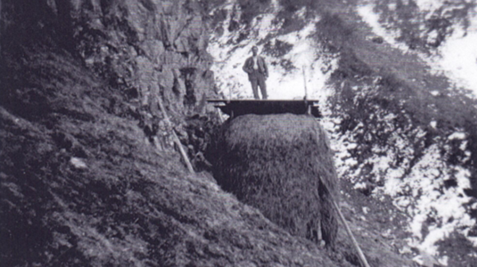 A roof was made of planks, which protected the hay from rain and snow. It served the haymakers also for a night’s rest, unaffected by wind and weather (at free disposal).