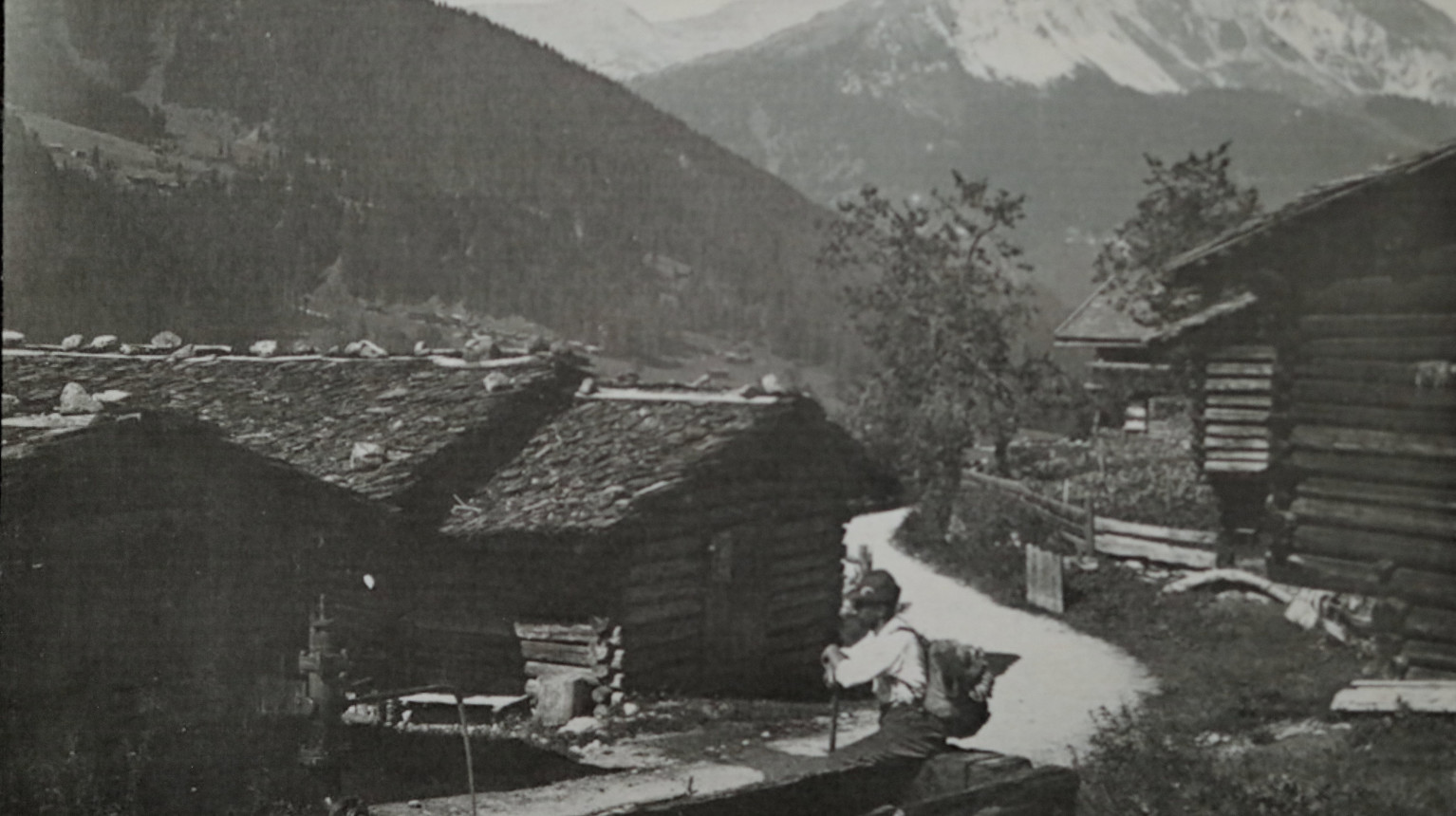 Walser-style barns in Monbiel with stone roofs (undated photo, at free disposal).