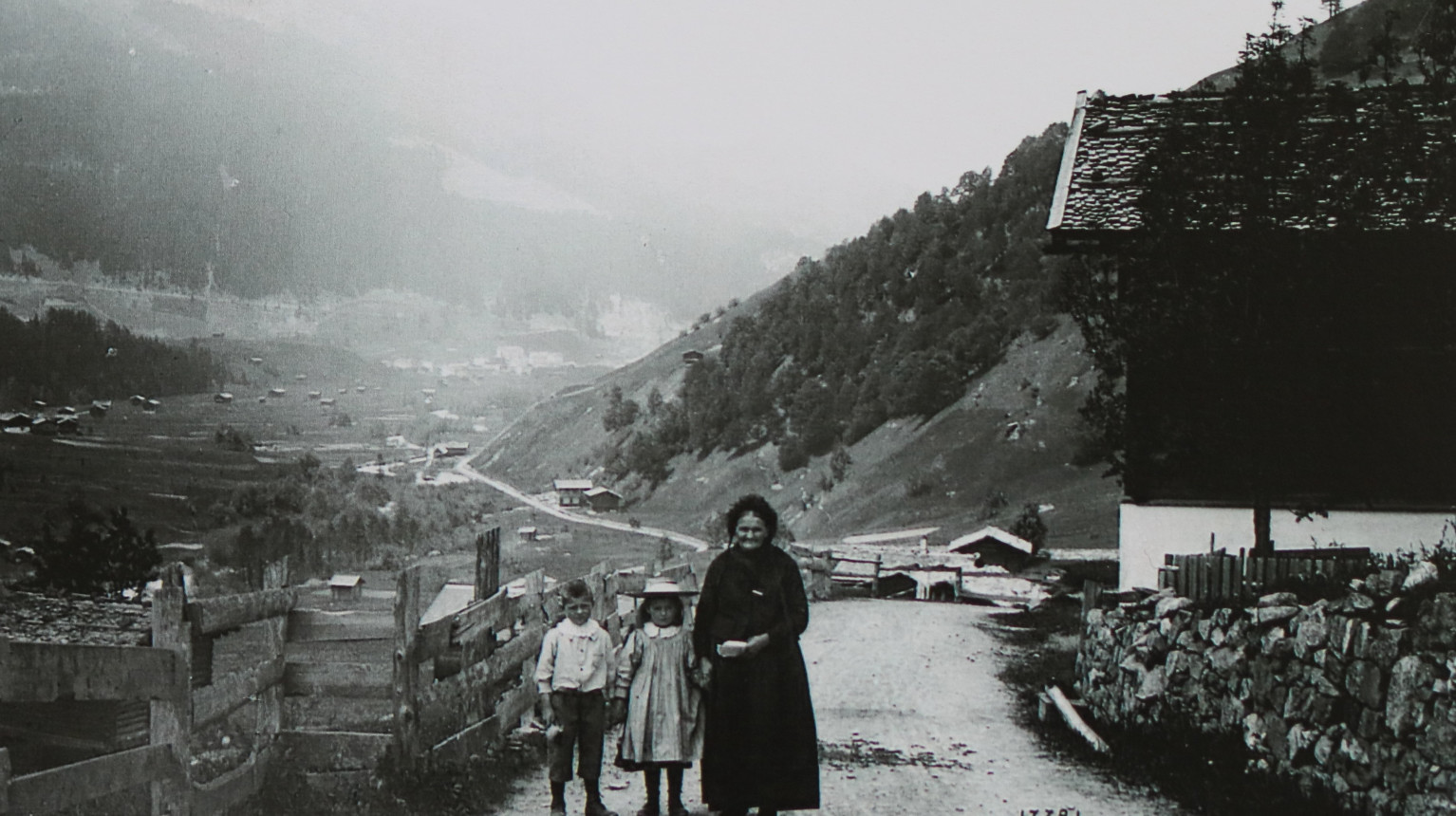 View from Monbiel to Klosters Platz; between Aueja (left side) and Brüggä there are only a few barns. The Bündelti school building once used to be on the right side of the street (undatted photo, at free disposal).