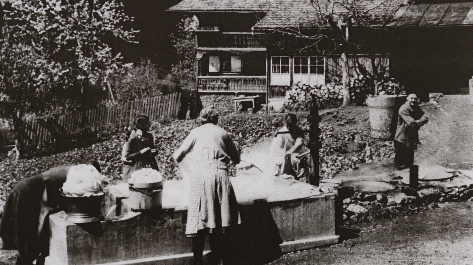 Laundry day in Monbiel. In addition to the weekly laundry day, the so-called «Buuchi(g)» was done communally and often with the use of ash lye (ndated photo, at free disposal).