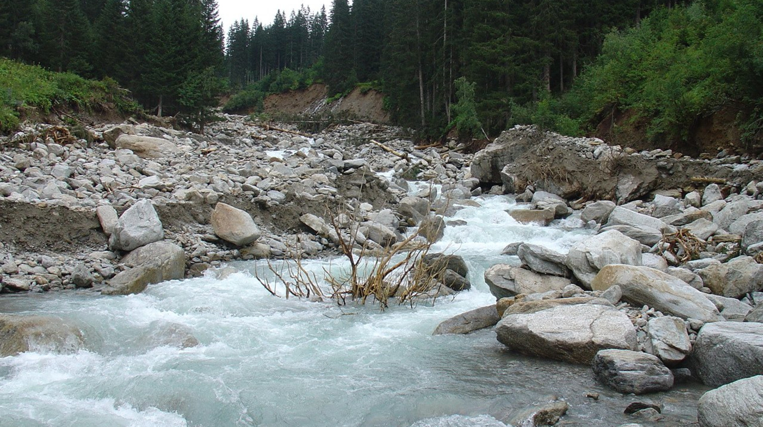 The Sardasca creek already overflowed its banks in the upper area and devastated the valley down to Novai (Christian Göldi, 2005).