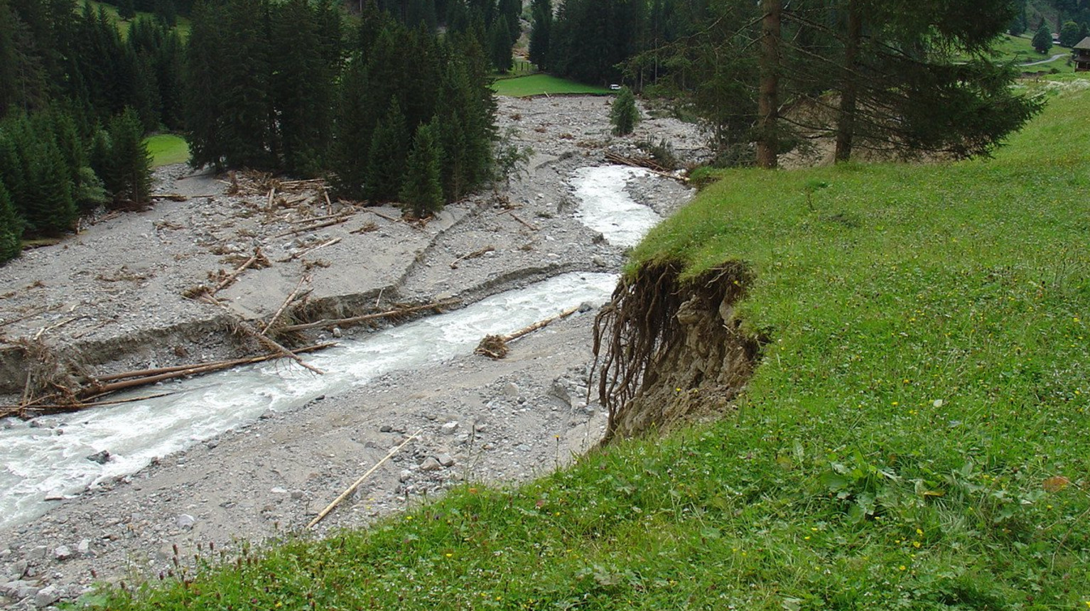 View to Schafrongg and Giessenbündi, where the suspension bridge passes today (Christian Göldi, 2005).