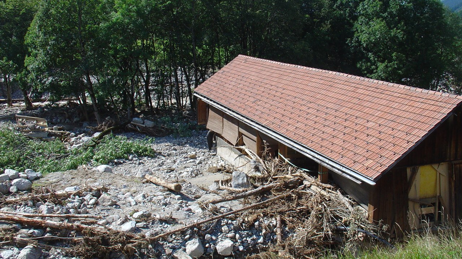 There was also considerable damage further down the valley, as here at the damaged shooting stand in the Gulfia near Klosters Dorf (Christian Göldi, 2005).