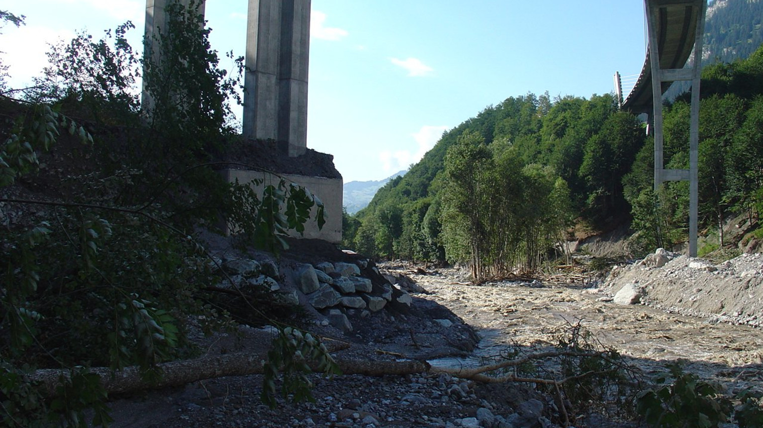 The landscape was also badly affected around the Sunniberg bridge, which was still under construction in (Christian Göldi, 2005).