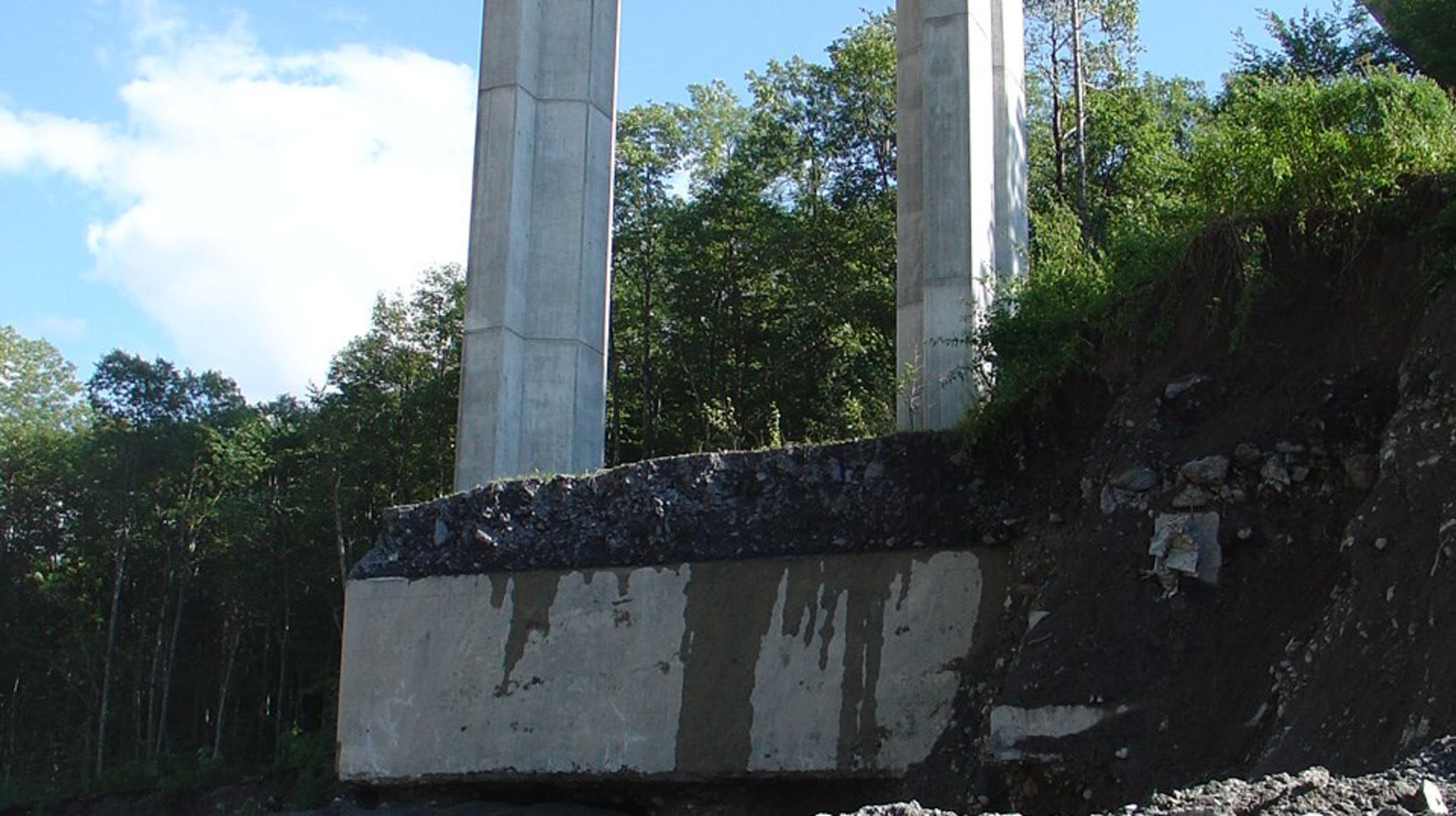 Pier no. 3 of the Sunniberg bridge was washed out. However, since the piles of the foundation were embedded deep into the ground, the bypass could be opened in the same year (Christian Göldi, 2005).