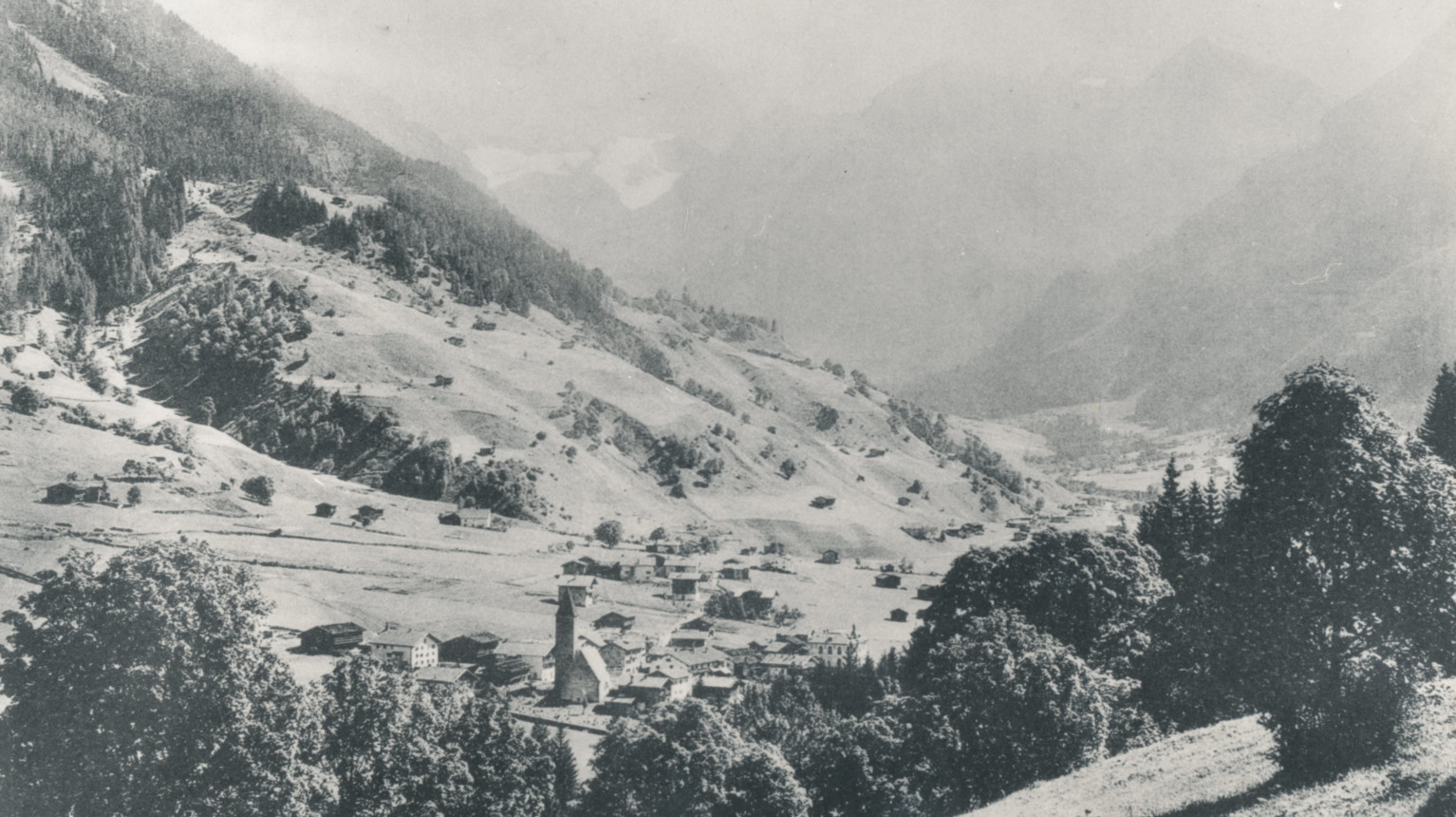 Klosters’ cultural landscape in 1907, with view of the main settlement «Platz» and the sheds and huts on higher altitude, (Archive Klosters Tourism Association / Photo Foundation Graubünden).