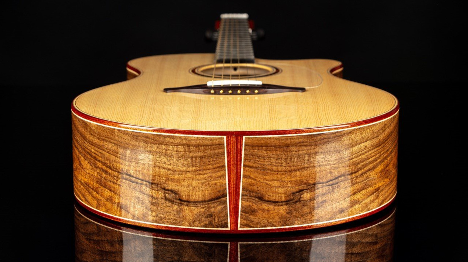 Soundboards for guitars with a clearly visible, fine annual ring structure and ribs made of Swiss walnut (photo Dieter Hillewaere, CH).