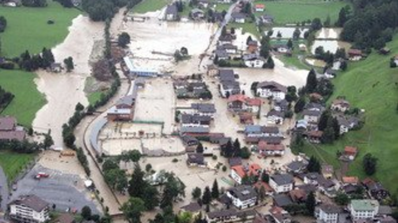 The flooded areas of Doggiloch, Brüggä and Christlisch during the flood of 2005 (photo municipality of Klosters).