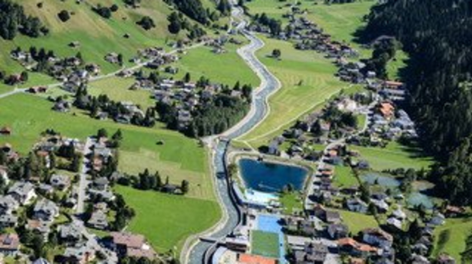 Klosters Platz/Brüggä/Doggiloch after reconstruction measures. The photo shows the new course of the Landquart, the renovated lido and the overflow basin in the area of the Arena/Silvretta park (photo municipality of Klosters).