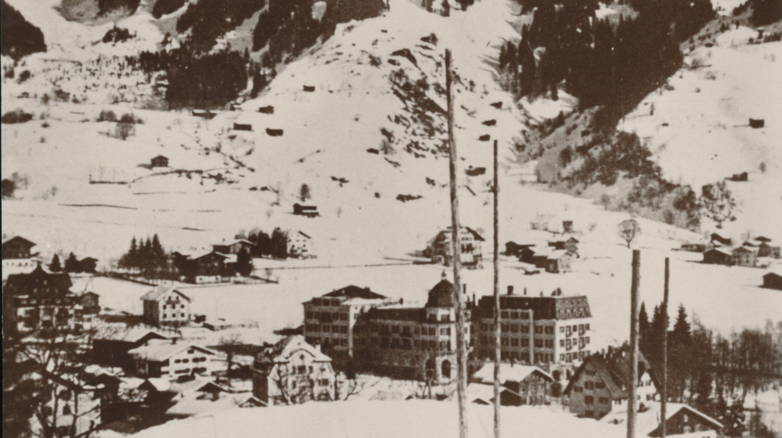 A tobogganist in the steep bend at the so-called “elbow curve” above Klosters on the road to Davos (Archive Klosters Tourism Association / Photo Foundation Graubünden, 1900).