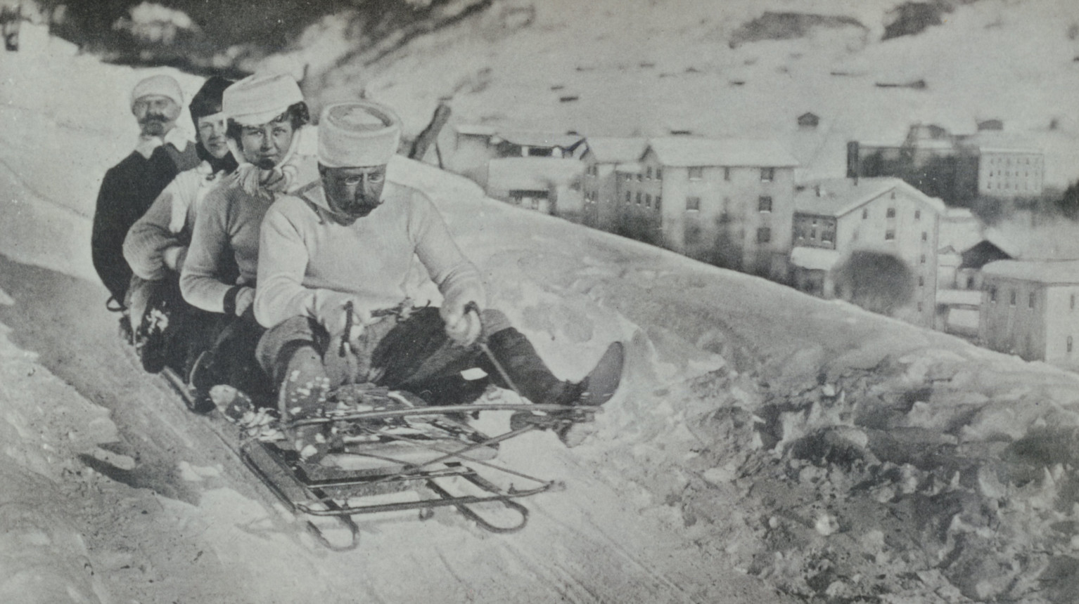 Photo of a bob from 1900. These iron bobs were not easy to handle, and accidents happened quite regularly (Archive Klosters Tourism Association / Photo Foundation Graubünden).