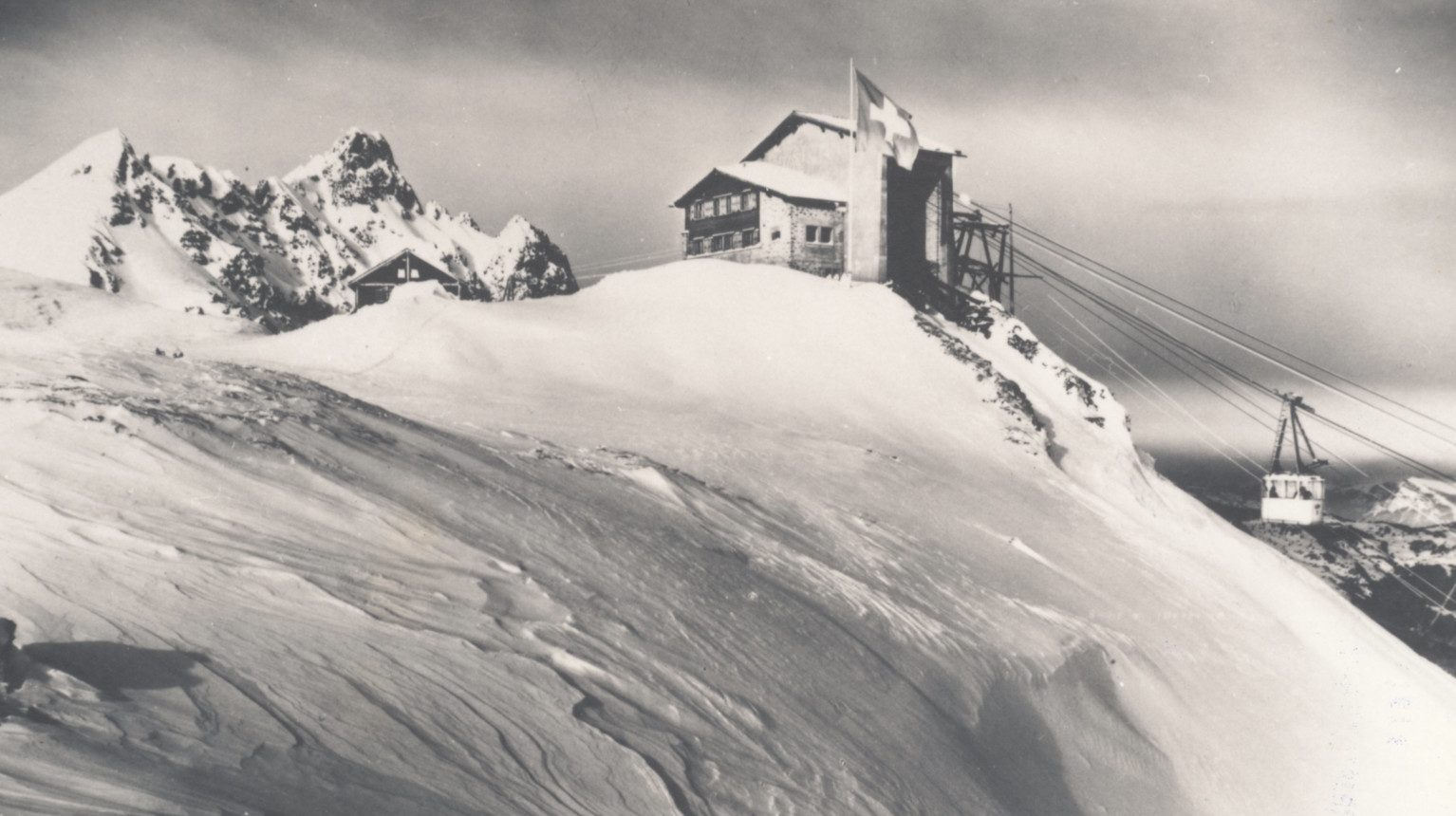 The newly opened cable car reaches the Gotschna ridge (Archive Klosters Tourism Association / Photo Foundation Graubünden, 1949).