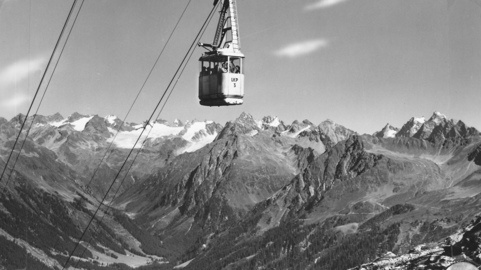 Cabin no. 3 of “Luftseilbahn Klosters-Parsenn” on the second section from Gotschna bottom to Gotschna ridge (Archive Klosters Tourism Association / Photo Foundation Graubünden, undated photo).