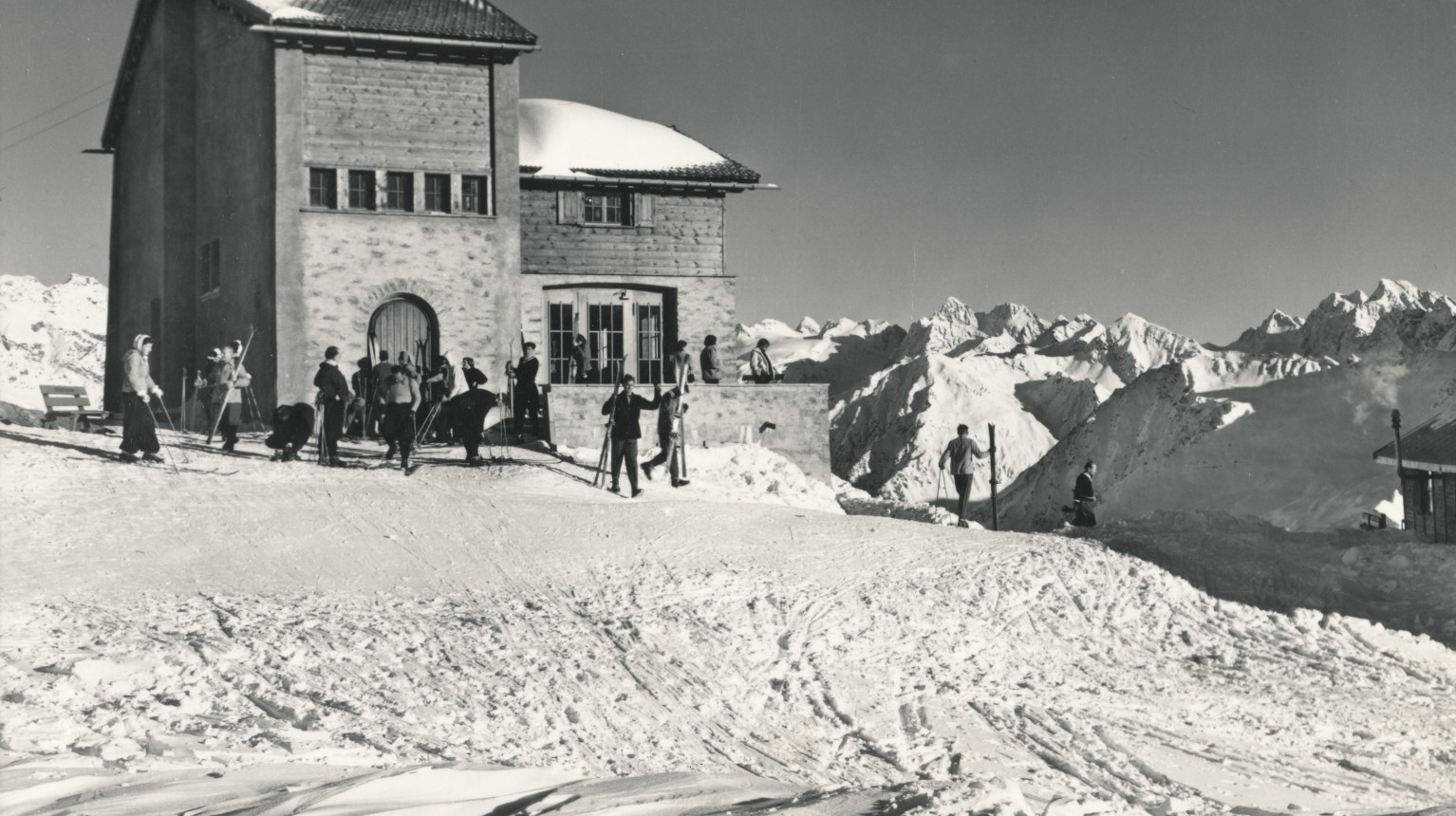 Skiers arriving at the old mountain station on Gotschna ridge (Archive Klosters Tourism Association / Photo Foundation Graubünden).