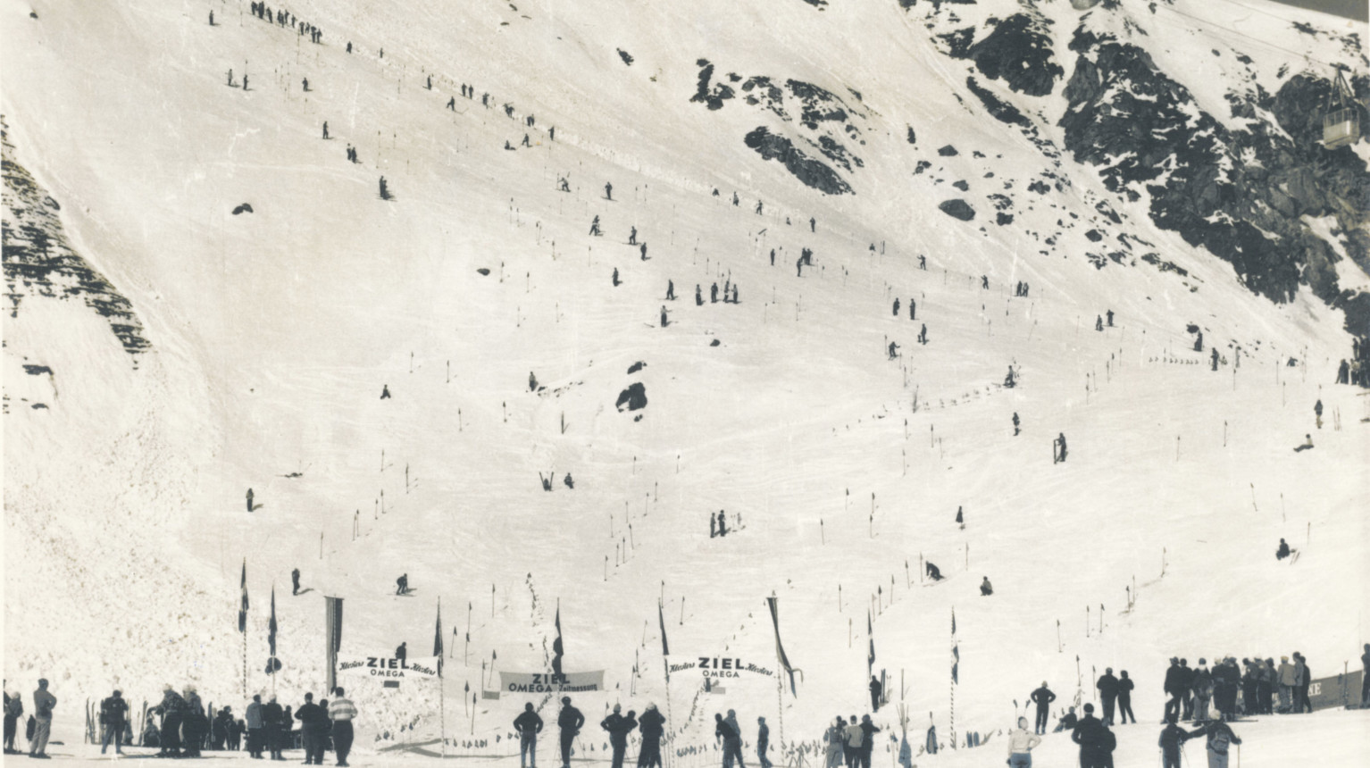 Ski race on Gotschnawang with downhill race in Drostobel (Archive Klosters Tourism Association / Photo Foundation Graubünden, 1950).