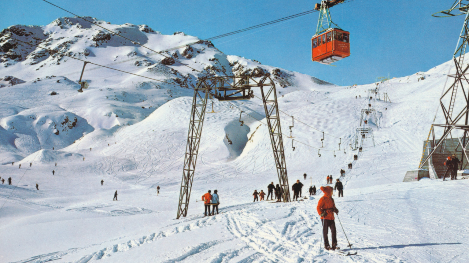 The former skilift Parsennfurka and cable car from Parsennhütte, which connected the two ski areas Gotschna and Parsenn in 1961 (Archive Klosters Tourism Association / Photo Foundation Graubünden).