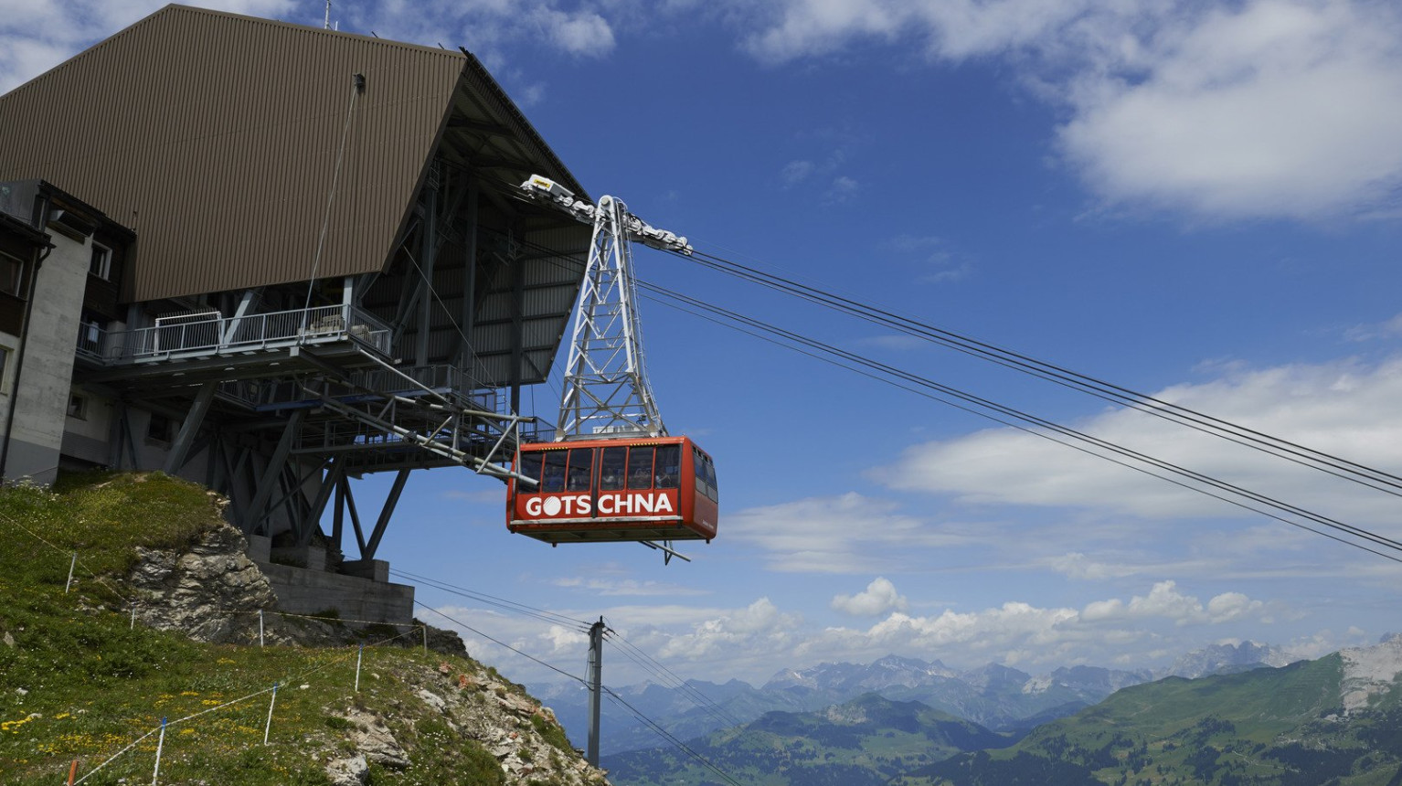 Recent photo of the Gotschna cable car at the mountain station on Gotschna ridge, which has been in operation since 1987 (photo Destination Davos Klosters / Andrea Badrutt).