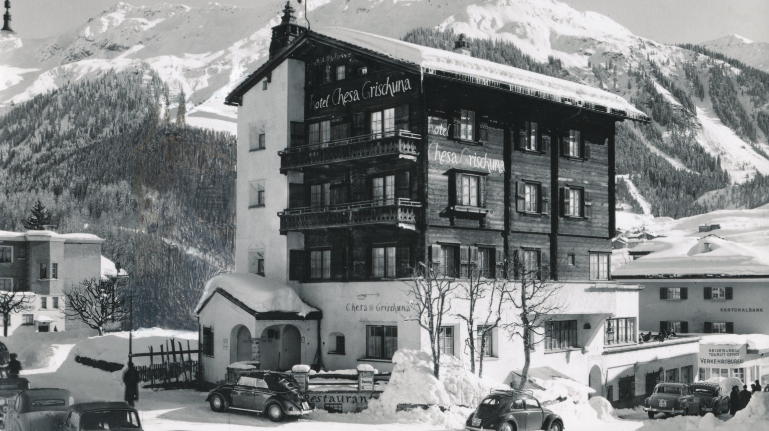 On the right side is the Chesa Grischuna with the Cantonal bank and the travel agency / tourist office – today Tourist Information Office of Destination Davos Klosters, undated photo (Archiv Verein Klosters Tourismus / Fotostiftung Graubünden).