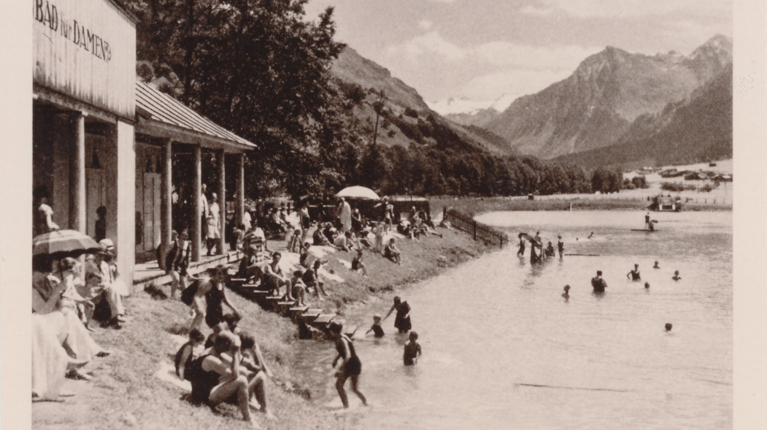 This postcard by local photographer Berni from 1928 advertises Klosters as summer paradise in the high mountains (Archive Klosters Tourism Association / Photo Foundation Graubünden).