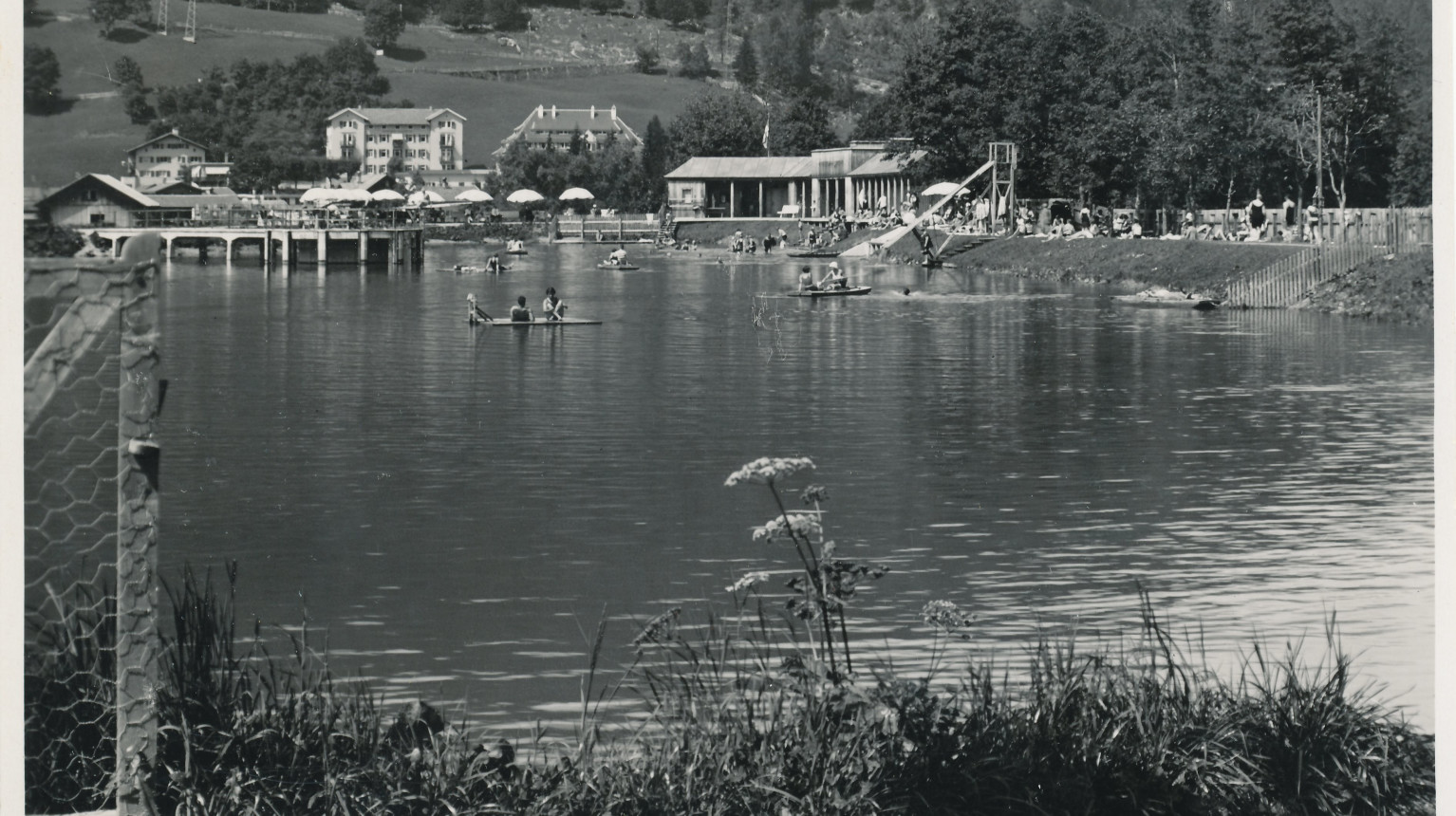 The compensating reservoir of the branched power generation system is also a bathing facility (Archive Klosters Tourism Association / Photo Foundation Graubünden, undated photo).