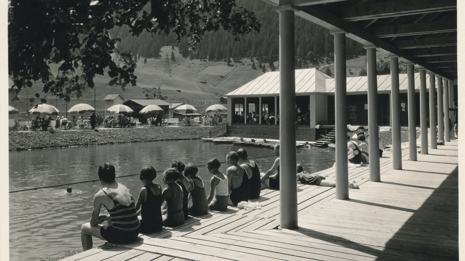 Lido guests are watching the hustle and bustle in the water. Undated photo (Archive Klosters Tourism Association / Photo Foundation Graubünden).