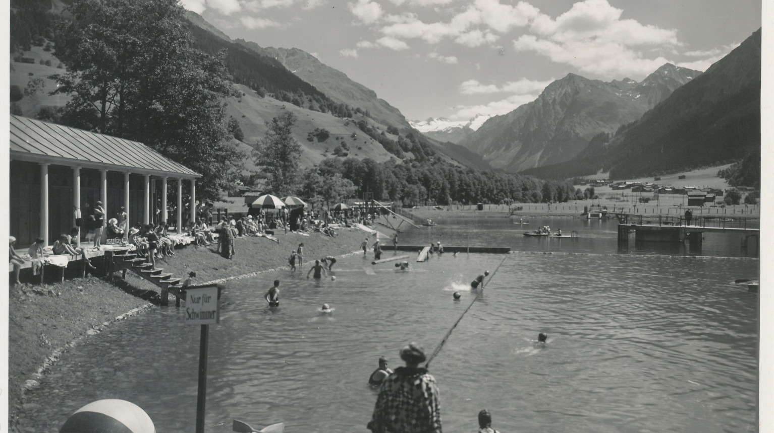 The breath-taking view to the Silvretta Glacier always has been and still is one of the lido’s main attractions (Archive Klosters Tourism Association / Photo Foundation Graubünden, undated photo).