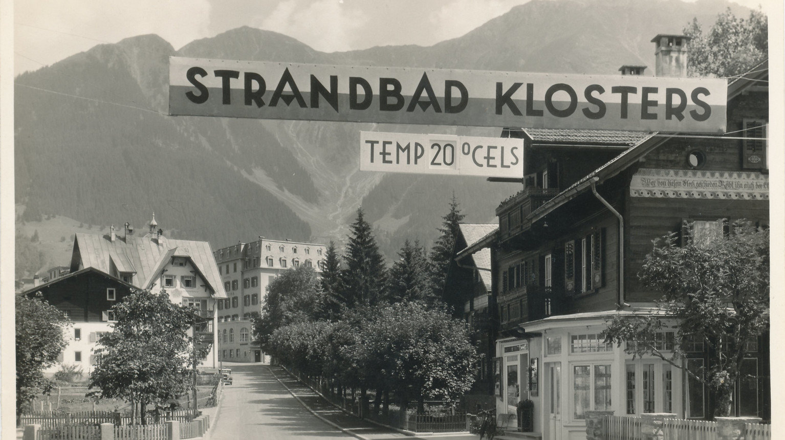 A street banner on Landstrasse advertises the lido – with indication of water temperature (Archive Klosters Tourism Association / Photo Foundation Graubünden).