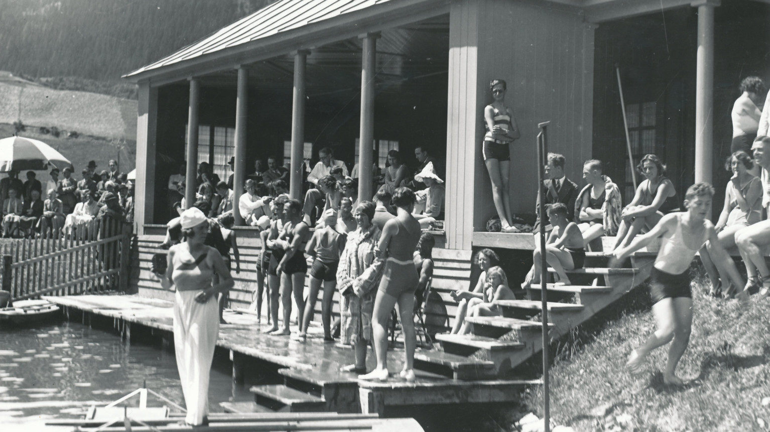 An event (probably around 1930) attracts a lot of people to the lido. Photo around 1930 (Archive Klosters Tourism Association / Photo Foundation Graubünden).