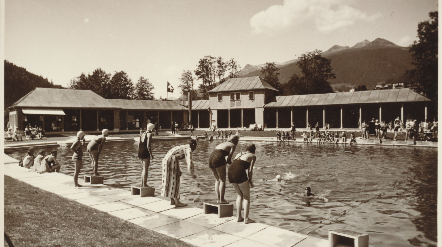 The renewed bathing facility, probably around 1940 (Archive Klosters Tourism Association / Photo Foundation Graubünden).