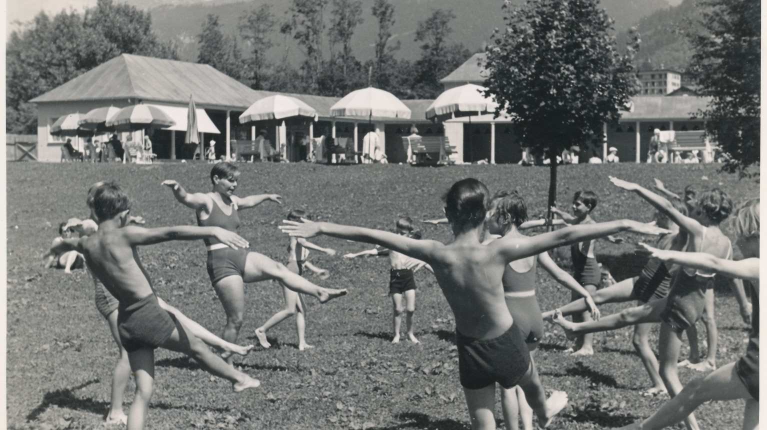 Outdoor exercise. Undated photo (Archive Klosters Tourism Association / Photo Foundation Graubünden).