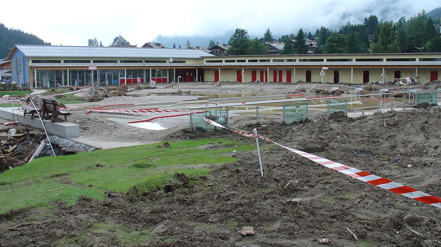 The mud-filled basins with the main building in the background (Christian Göldi).