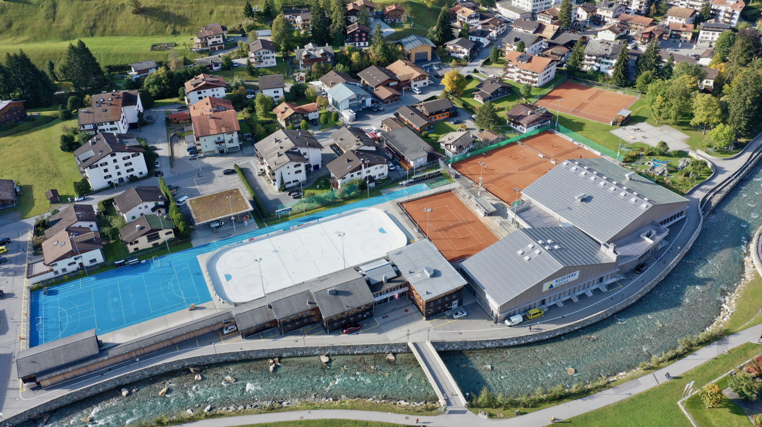 The sports facility with the multifunctional arena is getting ready for winter; the base for the ice hockey field has already been laid out on the football field (Destination Davos Klosters / Andrea Badrutt).